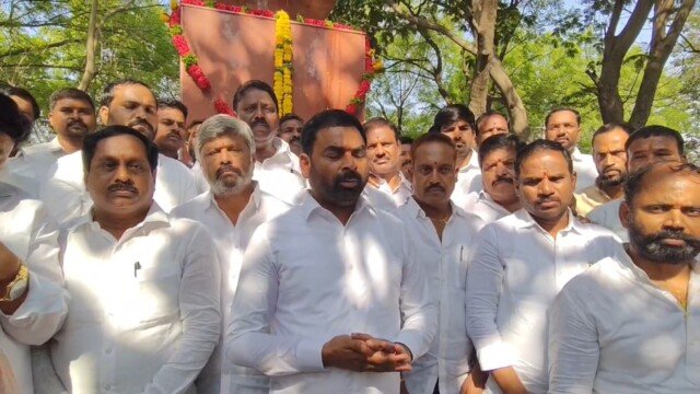 అమరవీరుల స్థూపానికి అధికారుల నిర్లక్ష్యం